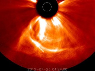 스테레오 탐사선이 2012년 7월 23일 관측한 코로나질량분출 장면. 입자와 충격파의 이동속도가 초속 2000km에 이르렀던 것으로 나타났다. - NASA/STEREO 제공